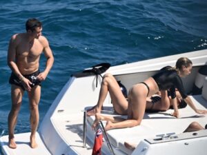Orlando Bloom goes snorkeling with son Flynn and mystery woman SUB